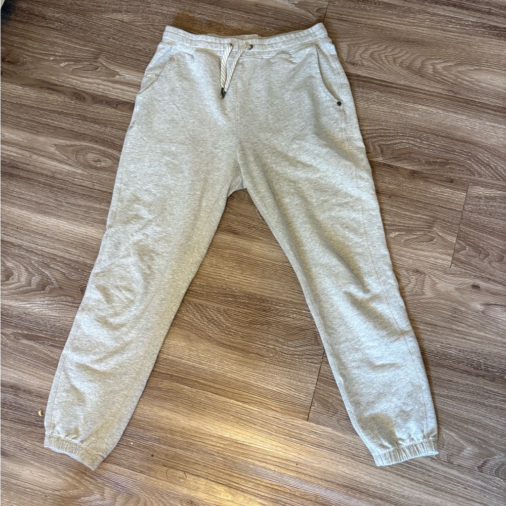 ** SOLD**Vuori Laguna lounge pant in heather gray color
